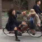 【事件】女子大学生、自転車スマホで女性死なせた結果・・・【左耳にイヤホン・左手にスマホ・右手に飲み物】