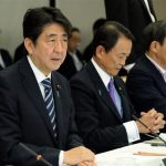 【衝撃画像】安倍晋三首相、いまだにガラケーだった…こんな奴に日本を任せられるか？（画像あり）