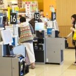 【愕然】昼休みワイ「お、こっちのレジ一人しか並んどらんな、ラッキー」→ すると前にいた老人が・・・
