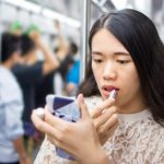 【化粧】女さん、電車内メイクの批判にブチ切れるwwwwww
