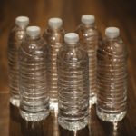 【狂気】コンビニでペットボトル購入「このままでいいです」店員「ありがとうございます(シールペター」ワイ「!?」→ 結果wwwwwwww