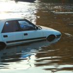 【大雨】女さん、生放送中に車を水没させてしまう…（画像あり）