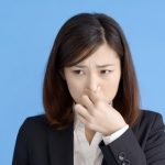 【悲報】ワイ、隣に座る人に毎回咳をされる…これって…