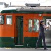 【狂気】東海道線で客が女性車掌に暴行を加えた結果・・・