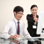 【悲報】俺氏、たとえブスでも同じ職場に居る女だと好きになってしまう…