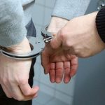 【悲報】会社員さん(27)「仕事行かなきゃ・・・」警察「逮捕する!」会社員さん「ファッ!?うせやろ!」→(画像あり)