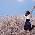【朗報】中学2年生の女子が難関試験に合格→ 36年ぶりの快挙にセーラー服で笑顔！！（画像あり）