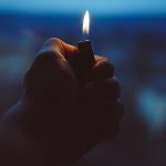 【狂気】大学生(20)「イライラしてドア殴ったら壊れたンゴ・・・パッパに怒られるンゴ・・・せや!」→ 結果…