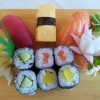 【悲報】「なでしこ寿司」の女職人さん、鮮魚の上にとんでもないものを置いてしまうｗｗｗｗｗｗｗｗ（画像あり）
