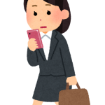 【驚愕】「歩きスマホ」していた女性に体当たりした男（49）の末路…