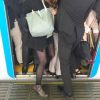 【悲報】男性会社員さん、満員電車でスマホをぶつけてくる女子高生を腕で払いのけた結果…
