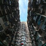 【新型コロナ】香港のアパートで住民が緊急避難→ その状況がガチでヤバい…