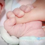 【狂気】無職(33)､生後1ヶ月の次女の腕をねじり骨折させる→ その供述があまりにも狂ってて絶句…