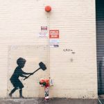 【驚愕】バンクシーからのバレンタインギフト? 英西部で住宅の壁に絵(画像あり)