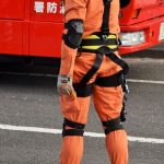 【驚愕】火事現場で救助隊員がエンジンカッターで玄関ドアを切る→ 衝撃の結果に……