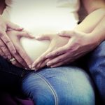 【衝撃】妊娠している夫と寄り添う妻の写真が話題に→ ご覧ください（画像あり）