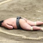 【激震】相撲の試合でアクシデント…首から下がしびれて動けない状態