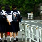 【超展開】女子中学生と年寄りが歩道で激突 → 衝撃の結末に！！！