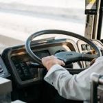 【画像あり】バスの運転手さん、休憩中に漫画を読んでいた結果ｗｗｗｗｗｗｗｗｗ