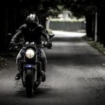 【衝撃】車と衝突したバイク男性の末路……(動画あり)