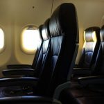 【悲報】女性、飛行機内のトラブルで虚をつかれる……