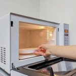 【訃報】電子レンジ爆発死亡事故、レンジ内からヤバイ物が見つかる・・・これはあかん・・・(画像あり)