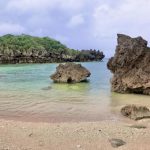 【衝撃画像】一週間の無人島生活を始めた女子、初日にとんでもない物を発見してしまうｗｗｗｗｗｗ（画像あり）