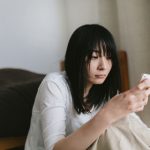 【驚愕】チック症の10代少女が増加 → 少女達の共通点がヤバ過ぎた・・・