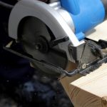 【訃報】電動のこぎりで作業中の男性 → 最悪のミスで大変なことになる・・・