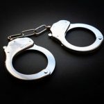 【狂気】鎌を持って警察に侵入して逮捕された女、その激ヤバな動機が判明・・・