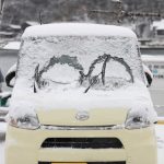 【愕然】車のフロントガラスが凍結。俺「ええい！そのまま運転すればええわ！」→