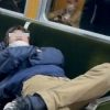 【狂気】阪急の電車内であごマスクの電車寝そべり男、特定されてヤバイことに・・・