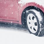 【悲劇】雪道を運転していた19歳大学生、軽自動車で反対車線にはみ出しトラックと衝突 → 結果…
