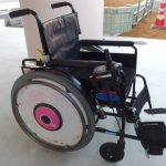 【訃報】電動車椅子の男性がホームで電車と衝突して死亡 → その状況がヤバ過ぎ・・・