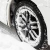 【唖然】都内で雪でスリップ事故した車のタイヤがこちら、これ完全にアウトだろｗｗｗｗｗｗｗｗｗｗ（画像あり）