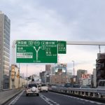 【衝撃展開】運転僕「前の車進んだけど駐車場から出ようとする奴いるから先に譲るか」後ろの車「プップゥウーーーーー！！」僕「うわっ！！！」→
