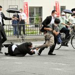 【真相】安倍晋三元首相の警備、一発目の銃撃で反応できなかった理由が判明・・・