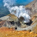 【超衝撃】男性さん、火山で携帯を拾おうとした結果、大変な事態になってしまう・・・・・