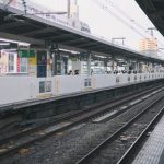 【マヂかよ】電車の人身事故で男が死亡 → 男の遺体が吹っ飛んで周囲の人にぶつかった結果・・・