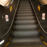 【警告】エスカレーター利用する奴、コレをやらないとヤバいぞ・・・・