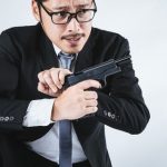 【超衝撃】男「拳銃が落ちてました」→ 落とし物を警察に届けた男、とんでもない事態になってしまう・・・・・