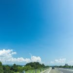 【超ド級映像】高速道路で『車』が空を飛んでしまう！！！！！！