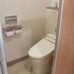 【狂気】女子高生さん、トイレで隠し撮りされる → 動画が流出してしまい・・・