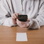 【超画像】イーロン・マスクさんのスマホに『とんでもない物』が映ってしまう・・・・