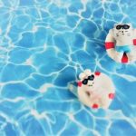 【画像あり】女子高生「こんなTバックの水着恥ずかしくて着られません…」お偉いさん「いいから着なさい!」→