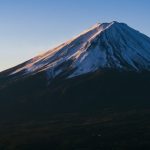 【緊急事態】富士山に登山した男性、身動きが取れなくなった結果・・・
