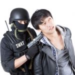【衝撃画像】郵便局立てこもり事件、犯人の『ご尊顔』がコチラ・・・・・