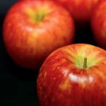 【超衝撃】リンゴ食べてる奴、ガチでヤバイ事実が判明！！！！！