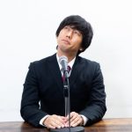 【画像】国交省局長、会見中に『とんでもない事』をしてしまう・・・・