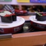 【悲報】くら寿司のお客、ガチで『恐ろしい事』をしてしまう・・・・